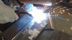 高温焊渣掉落正在废旧泡沫及纸箱等易燃物上